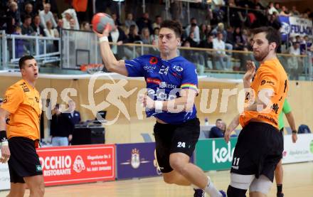 Handball Bundesliga. SC Ferlach gegen HSG Holding Graz.  Jovanovic Mladan  (Ferlach),     Albek Joszef (Graz).  Ferlach, am 23.11.2024.
Foto: Kuess
www.qspictures.net
---
pressefotos, pressefotografie, kuess, qs, qspictures, sport, bild, bilder, bilddatenbank