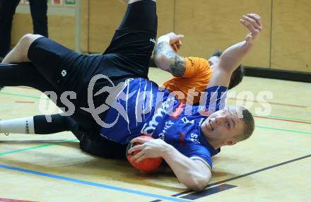 Handball Bundesliga. SC Ferlach gegen HSG Holding Graz. Simon Knapp (Ferlach), Jurij Jensterle (Graz). Ferlach, am 23.11.2024.
Foto: Kuess
www.qspictures.net
---
pressefotos, pressefotografie, kuess, qs, qspictures, sport, bild, bilder, bilddatenbank