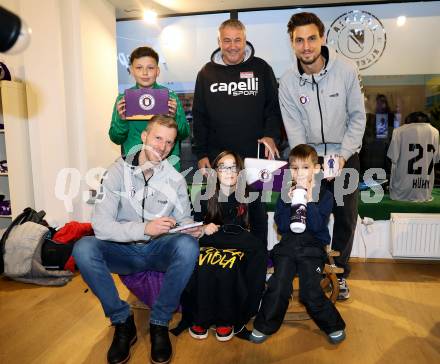 Fussball Bundesliga. SK Austria Klagenfurt. ErÃ¶ffnung Fan Shop. Christopher Cvetko, Trainer Peter Pacult, Thorsten Mahrer. Klagenfurt, am 25.11.2025.
Foto: Kuess
---
pressefotos, pressefotografie, kuess, qs, qspictures, sport, bild, bilder, bilddatenbank