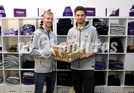 Fussball Bundesliga. SK Austria Klagenfurt. ErÃ¶ffnung Fan Shop. Christopher Cvetko, Thorsten Mahrer,  Klagenfurt, am 25.11.2025.
Foto: Kuess
---
pressefotos, pressefotografie, kuess, qs, qspictures, sport, bild, bilder, bilddatenbank