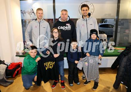 Fussball Bundesliga. SK Austria Klagenfurt. ErÃ¶ffnung Fan Shop. Christopher Cvetko, Trainer Peter Pacult, Thorsten Mahrer. Klagenfurt, am 25.11.2025.
Foto: Kuess
---
pressefotos, pressefotografie, kuess, qs, qspictures, sport, bild, bilder, bilddatenbank