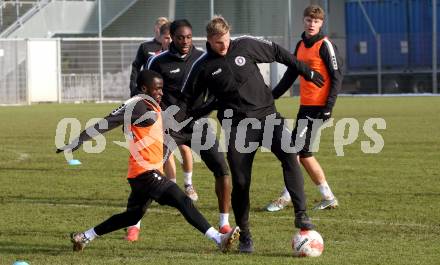 Fussball Bundesliga. Training SK Austria Klagenfurt. Martin Hinteregger, Solomon Bonnah. Klagenfurt, am 26.11.2024.
Foto: Kuess
---
pressefotos, pressefotografie, kuess, qs, qspictures, sport, bild, bilder, bilddatenbank