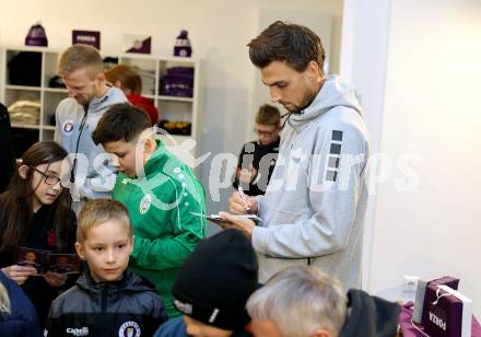 Fussball Bundesliga. SK Austria Klagenfurt. ErÃ¶ffnung Fan Shop. Thorsten Mahrer. Klagenfurt, am 25.11.2025.
Foto: Kuess
---
pressefotos, pressefotografie, kuess, qs, qspictures, sport, bild, bilder, bilddatenbank