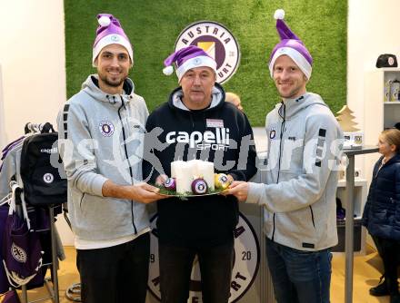 Fussball Bundesliga. SK Austria Klagenfurt. ErÃ¶ffnung Fan Shop. Thorsten Mahrer, Trainer Peter Pacult, Christopher Cvetko. Klagenfurt, am 25.11.2025.
Foto: Kuess
---
pressefotos, pressefotografie, kuess, qs, qspictures, sport, bild, bilder, bilddatenbank