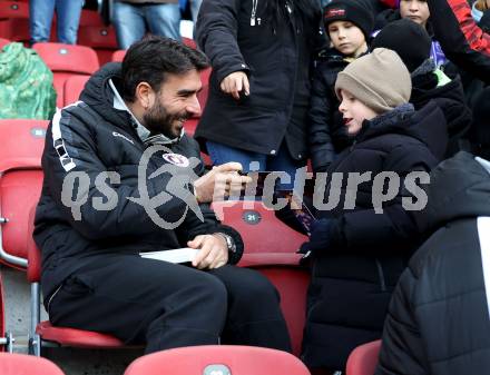 Fussball Bundesliga. SK  Austria Klagenfurt gegen WSG Tirol. Autogrammstunde.  Kosmas Gkezos (Klagenfurt). Klagenfurt, am 1.12.2024.
Foto: Kuess
---
pressefotos, pressefotografie, kuess, qs, qspictures, sport, bild, bilder, bilddatenbank