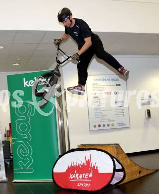 Kaernten Sport. Package Uebergabe.  Kevin Boeck. Klagenfurt, 3.12.2024.
Foto: Kuess
---
pressefotos, pressefotografie, kuess, qs, qspictures, sport, bild, bilder, bilddatenbank