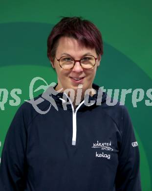 Kaernten Sport. Package Uebergabe.  Romana Zablatnik (Para â Sport). Klagenfurt, 3.12.2024.
Foto: Kuess
---
pressefotos, pressefotografie, kuess, qs, qspictures, sport, bild, bilder, bilddatenbank
