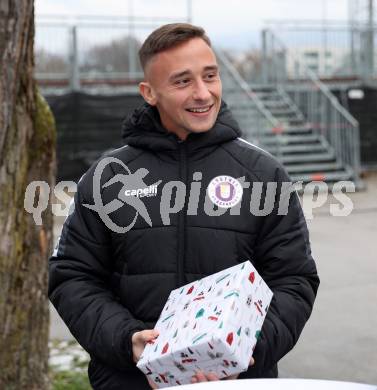 Fussball Bundesliga. SK Austria Klagenfurt. Viola Weihnachtswunsch-Aktion. Tobias Koch. Klagenfurt, am 6.12.2024.
Foto: Kuess
---
pressefotos, pressefotografie, kuess, qs, qspictures, sport, bild, bilder, bilddatenbank