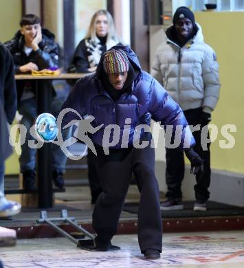 Fussball Bundesliga. Stockschiessen. SK  Austria Klagenfurt. Dikeni-Rafid Salifou. Launsdorf,  am 11.12.2024.
Foto: Kuess
www.qspictures.net
---
pressefotos, pressefotografie, kuess, qs, qspictures, sport, bild, bilder, bilddatenbank