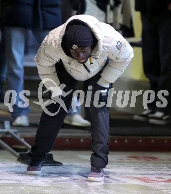 Fussball Bundesliga. Stockschiessen. SK  Austria Klagenfurt. Solomon Bonnah. Launsdorf,  am 11.12.2024.
Foto: Kuess
www.qspictures.net
---
pressefotos, pressefotografie, kuess, qs, qspictures, sport, bild, bilder, bilddatenbank