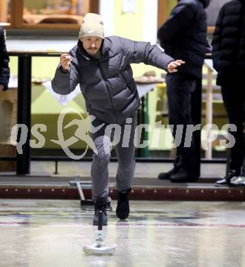Fussball Bundesliga. Stockschiessen. SK  Austria Klagenfurt. Christopher Wernitznig. Launsdorf,  am 11.12.2024.
Foto: Kuess
www.qspictures.net
---
pressefotos, pressefotografie, kuess, qs, qspictures, sport, bild, bilder, bilddatenbank