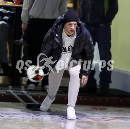 Fussball Bundesliga. Stockschiessen. SK  Austria Klagenfurt .Florian Jaritz. Launsdorf,  am 11.12.2024.
Foto: Kuess
www.qspictures.net
---
pressefotos, pressefotografie, kuess, qs, qspictures, sport, bild, bilder, bilddatenbank