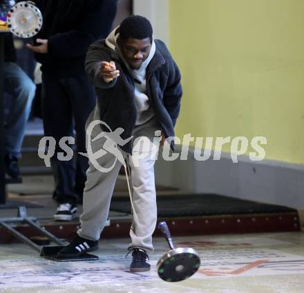 Fussball Bundesliga. Stockschiessen. SK  Austria Klagenfurt. Denzel Owusu. Launsdorf,  am 11.12.2024.
Foto: Kuess
www.qspictures.net
---
pressefotos, pressefotografie, kuess, qs, qspictures, sport, bild, bilder, bilddatenbank