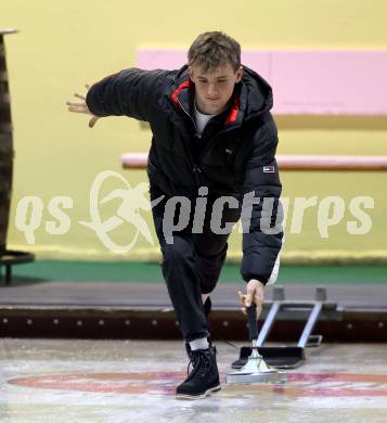 Fussball Bundesliga. Stockschiessen. SK  Austria Klagenfurt. Matthias Dollinger.  Launsdorf,  am 11.12.2024.
Foto: Kuess
www.qspictures.net
---
pressefotos, pressefotografie, kuess, qs, qspictures, sport, bild, bilder, bilddatenbank