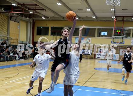 Basketball 2. Liga 2024/2025. Grunddurchgang 12. Runde.  KOS Celovec gegen Vienna United.   Niklas Michel (KOS Celovec),    Marius Witzmann (Vienna United). Klagenfurt, am 14.12.2024.
Foto: Kuess


---
pressefotos, pressefotografie, kuess, qs, qspictures, sport, bild, bilder, bilddatenbank