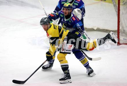 Eishockey ICE Bundesliga. VSV gegen HC Pustertal Woelfe.  Philipp Lindner (VSV), Davide Conci (Pustertal). Villach, am 26.12.2024.
Foto: Kuess
---
pressefotos, pressefotografie, kuess, qs, qspictures, sport, bild, bilder, bilddatenbank