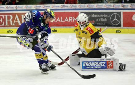 Eishockey ICE Bundesliga. VSV gegen HC Pustertal Woelfe.  Elias Wallenta  (VSV).  Edward Robert Nito Pasquale (Pustertal). Villach, am 26.12.2024.
Foto: Kuess
---
pressefotos, pressefotografie, kuess, qs, qspictures, sport, bild, bilder, bilddatenbank