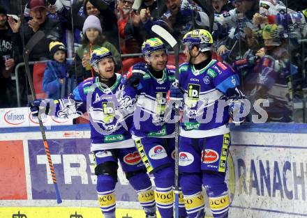 Eishockey ICE Bundesliga. VSV gegen HC Pustertal Woelfe.  Torjubel John Hughes, Alex Wall, Kevin Hancock (VSV). Villach, am 26.12.2024.
Foto: Kuess
---
pressefotos, pressefotografie, kuess, qs, qspictures, sport, bild, bilder, bilddatenbank