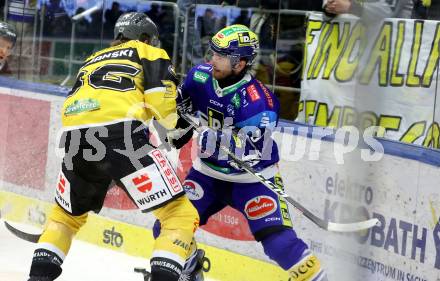 Eishockey ICE Bundesliga. VSV gegen HC Pustertal Woelfe.  Kevin Hancock (VSV), Austin Michael Osmanski (Pustertal). Villach, am 26.12.2024.
Foto: Kuess
---
pressefotos, pressefotografie, kuess, qs, qspictures, sport, bild, bilder, bilddatenbank