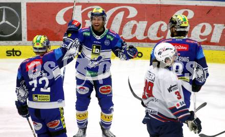 Eishockey ICE Bundesliga. VSV gegen Szkesfehervar,   Torjubel John Hughes, Kevin Hancock, Maximilian Rebernig (VSV). Villach, am 1.1.2025
Foto: Kuess
---
pressefotos, pressefotografie, kuess, qs, qspictures, sport, bild, bilder, bilddatenbank