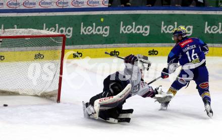 Eishockey ICE Bundesliga. VSV gegen Szkesfehervar,    Kevin Hancock  (VSV), Dominik Horvath (Fehervar).. Villach, am 1.1.2025
Foto: Kuess
---
pressefotos, pressefotografie, kuess, qs, qspictures, sport, bild, bilder, bilddatenbank
