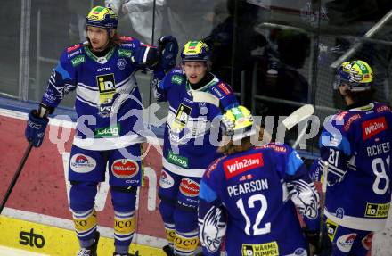 Eishockey ICE Bundesliga. VSV gegen Szkesfehervar,   Torjubel Nikita Scherbak, Benjamin Lanzinger, Chase Pearson, Marco Richter (VSV). Villach, am 1.1.2025
Foto: Kuess
---
pressefotos, pressefotografie, kuess, qs, qspictures, sport, bild, bilder, bilddatenbank