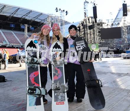 Snowboard. Big Air. Frauen. Qualifikation. Hanna Karrer, Anna Gasser, Kristina Holzfeind. WÃ¶rthersee Stadion. Klagenfurt, am 3.1.2024.
Foto: Kuess
---
pressefotos, pressefotografie, kuess, qs, qspictures, sport, bild, bilder, bilddatenbank