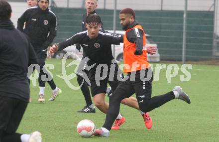 Fussball Bundesliga. Training SK Austria Klagenfurt. Matteo Kitz, Keanan Bennetts. Klagenfurt, am 7.1.2025.
Foto: Kuess
---
pressefotos, pressefotografie, kuess, qs, qspictures, sport, bild, bilder, bilddatenbank