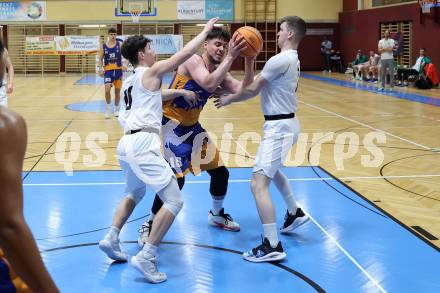 Basketball 2. Liga 2024/2025. Grunddurchgang 21. Runde.   KOS Celovec gegen BBU Salzburg.   Jaron Jabornig, Jernej Andolsek Heine (KOS),  Marko Rakic  (Salzburg). Klagenfurt, am 1.3.2025.
Foto: Kuess


---
pressefotos, pressefotografie, kuess, qs, qspictures, sport, bild, bilder, bilddatenbank