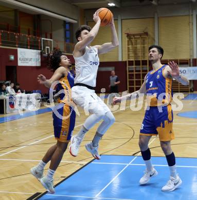Basketball 2. Liga 2024/2025. Grunddurchgang 21. Runde.   KOS Celovec gegen BBU Salzburg.   Simon Siencnik (KOS),  Samuel Gatterbauer  (Salzburg). Klagenfurt, am 1.3.2025.
Foto: Kuess


---
pressefotos, pressefotografie, kuess, qs, qspictures, sport, bild, bilder, bilddatenbank