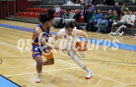 Basketball 2. Liga 2024/2025. Grunddurchgang 21. Runde.   KOS Celovec gegen BBU Salzburg.   Simon Siencnik (KOS),  Samuel Gatterbauer  (Salzburg). Klagenfurt, am 1.3.2025.
Foto: Kuess


---
pressefotos, pressefotografie, kuess, qs, qspictures, sport, bild, bilder, bilddatenbank