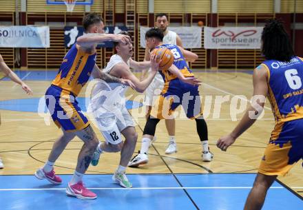 Basketball 2. Liga 2024/2025. Grunddurchgang 21. Runde.   KOS Celovec gegen BBU Salzburg.   Edis Muric (KOS), Aleksandar Andjelkovic   (Salzburg). Klagenfurt, am 1.3.2025.
Foto: Kuess


---
pressefotos, pressefotografie, kuess, qs, qspictures, sport, bild, bilder, bilddatenbank