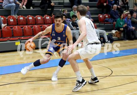Basketball 2. Liga 2024/2025. Grunddurchgang 21. Runde.   KOS Celovec gegen BBU Salzburg.   Samuel Seher (KOS),   Luka Kamber  (Salzburg). Klagenfurt, am 1.3.2025.
Foto: Kuess


---
pressefotos, pressefotografie, kuess, qs, qspictures, sport, bild, bilder, bilddatenbank