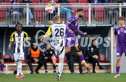 Fussball Bundesliga. SK Austria Klagenfurt gegen LASK. Keanan Bennetts (Klagenfurt),  Hrvoje Smolcic (LASK). Klagenfurt, am 2.3..2025.
Foto: Kuess
---
pressefotos, pressefotografie, kuess, qs, qspictures, sport, bild, bilder, bilddatenbank