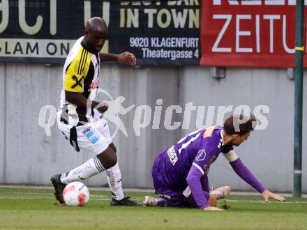 Fussball Bundesliga. SK Austria Klagenfurt gegen LASK. Thorsten Mahrer (Klagenfurt), Samuel Oluwabukunmi Adeniran  (LASK). Klagenfurt, am 2.3..2025.
Foto: Kuess
---
pressefotos, pressefotografie, kuess, qs, qspictures, sport, bild, bilder, bilddatenbank