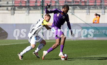 Fussball Bundesliga. SK Austria Klagenfurt gegen LASK. Dikeni Salifou (Klagenfurt),   Hrvoje Smolcic  (LASK). Klagenfurt, am 2.3..2025.
Foto: Kuess
---
pressefotos, pressefotografie, kuess, qs, qspictures, sport, bild, bilder, bilddatenbank