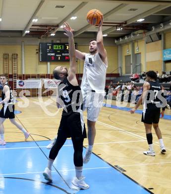 Basketball 2. Liga 2024/2025. Grunddurchgang 22. Runde.   KOS Celovec gegen RAIDERS Tirol.  Veljko Dena  (KOS),   Emmanouil Bechrakis (Tirol). Klagenfurt, am 8.3.2025.
Foto: Kuess


---
pressefotos, pressefotografie, kuess, qs, qspictures, sport, bild, bilder, bilddatenbank