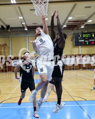 Basketball 2. Liga 2024/2025. Grunddurchgang 22. Runde.   KOS Celovec gegen RAIDERS Tirol.  Veljko Dena  (KOS),  Dennis Acheampong (Tirol). Klagenfurt, am 8.3.2025.
Foto: Kuess


---
pressefotos, pressefotografie, kuess, qs, qspictures, sport, bild, bilder, bilddatenbank
