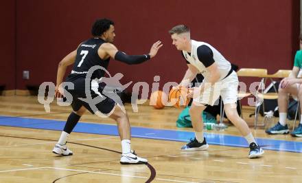 Basketball 2. Liga 2024/2025. Grunddurchgang 22. Runde.   KOS Celovec gegen RAIDERS Tirol.   Jernej Andolsek Heine (KOS),  Steven Kaltenbrunner  (Tirol). Klagenfurt, am 8.3.2025.
Foto: Kuess


---
pressefotos, pressefotografie, kuess, qs, qspictures, sport, bild, bilder, bilddatenbank