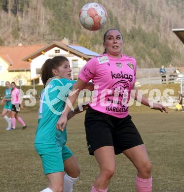 Fussball Frauen. 2. Bundesliga. Carinthians LIWOdruck Hornets gegen SG MALEREI GLANZER Geretsberg/Buerrmoos. Elisa Ciccarelli  (Carinthians Hornets), Kristin Groemer  (Geretsberg/Buermoos). Sachsenburg, am 9.3.2024.
Foto: Kuess
---
pressefotos, pressefotografie, kuess, qs, qspictures, sport, bild, bilder, bilddatenbank