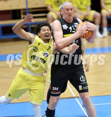 Basketball 2. Liga 2024/2025. Playoffs. VF1.   Woerthersee Piraten gegen Mattersburg Rocks.    Marcus Holyfield (Piraten),    Corey Hallett (Mattersburg Rocks). Klagenfurt, am 15.3.2025.
Foto: Kuess


---
pressefotos, pressefotografie, kuess, qs, qspictures, sport, bild, bilder, bilddatenbank