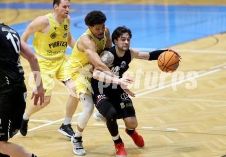 Basketball 2. Liga 2024/2025. Playoffs. VF1.   Woerthersee Piraten gegen Mattersburg Rocks.    Marcus Holyfield (Piraten),   Julian Alper (Mattersburg Rocks). Klagenfurt, am 15.3.2025.
Foto: Kuess


---
pressefotos, pressefotografie, kuess, qs, qspictures, sport, bild, bilder, bilddatenbank