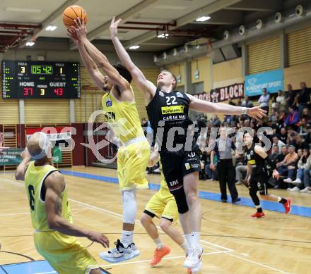 Basketball 2. Liga 2024/2025. Playoffs. VF1.   Woerthersee Piraten gegen Mattersburg Rocks.    Marcus Holyfield (Piraten),   Asdren Drew Koka  (Mattersburg Rocks). Klagenfurt, am 15.3.2025.
Foto: Kuess


---
pressefotos, pressefotografie, kuess, qs, qspictures, sport, bild, bilder, bilddatenbank