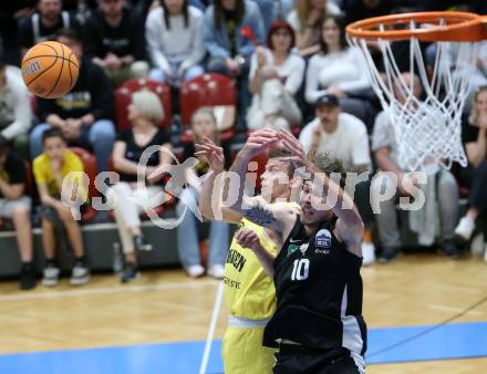 Basketball 2. Liga 2024/2025. Playoffs. SF2.   Woerthersee Piraten gegen RAIDERS Tirol    Elvis Keric (Piraten),  Thomas Pirchner   (Tirol). Klagenfurt, am 4.5.2025.
Foto: Kuess


---
pressefotos, pressefotografie, kuess, qs, qspictures, sport, bild, bilder, bilddatenbank