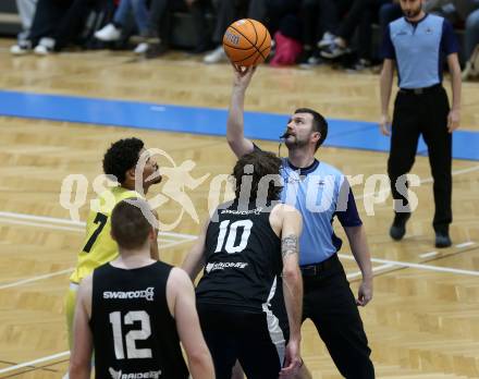 Basketball 2. Liga 2024/2025. Playoffs. SF2.   Woerthersee Piraten gegen RAIDERS Tirol    Marcus Holyfield (Piraten),  Thomas Pirchner  (Tirol), Schiedsrichter. Klagenfurt, am 4.5.2025.
Foto: Kuess


---
pressefotos, pressefotografie, kuess, qs, qspictures, sport, bild, bilder, bilddatenbank