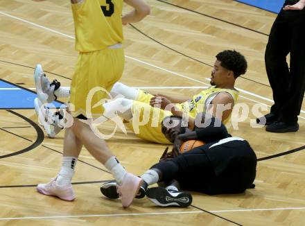 Basketball 2. Liga 2024/2025. Playoffs. SF2.   Woerthersee Piraten gegen RAIDERS Tirol    Marcus Holyfield (Piraten),   Mansata Cisse (Tirol). Klagenfurt, am 4.5.2025.
Foto: Kuess


---
pressefotos, pressefotografie, kuess, qs, qspictures, sport, bild, bilder, bilddatenbank