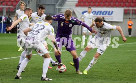 Fussball Bundesliga. SK Austria Klagenfurt gegen Altach.  Nicolas Binder (Klagenfurt) Pascal Juan Estrada, Mike Steven Baehre  (Altach). Klagenfurt, am 5.4.2025.
Foto: Kuess
---
pressefotos, pressefotografie, kuess, qs, qspictures, sport, bild, bilder, bilddatenbank