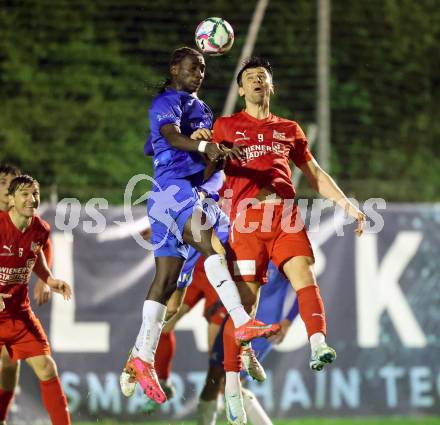 Fussball Kaerntner Liga. SAK gegen KAC.  Issa Diakite (SAK), Mihret Topcagic  (KAC). Klagenfurt, am 17.4.2025.
Foto: Kuess
---
pressefotos, pressefotografie, kuess, qs, qspictures, sport, bild, bilder, bilddatenbank