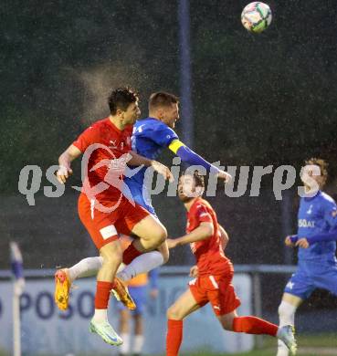 Fussball Kaerntner Liga. SAK gegen KAC.  Leo Ejup  (SAK), Mihret Topcagic  (KAC). Klagenfurt, am 17.4.2025.
Foto: Kuess
---
pressefotos, pressefotografie, kuess, qs, qspictures, sport, bild, bilder, bilddatenbank