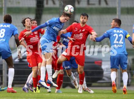 Fussball Kaerntner Liga. SAK gegen KAC. Jakob Geister  (SAK),  Mihret Topcagic (KAC). Klagenfurt, am 17.4.2025.
Foto: Kuess
---
pressefotos, pressefotografie, kuess, qs, qspictures, sport, bild, bilder, bilddatenbank